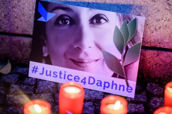 Foto del viso della reporter. Scritta #Justice4Daphne