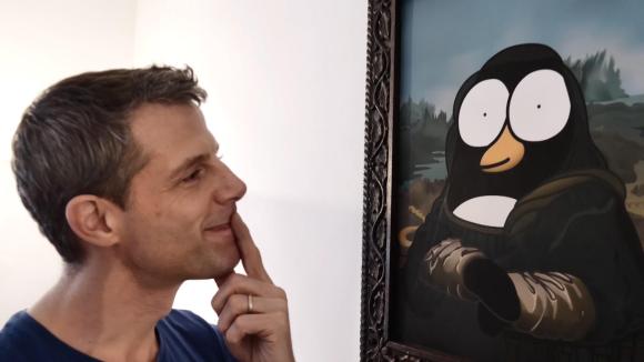 massimo fenati guarda un quadro con un pinguino