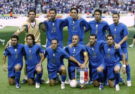 La nazionale di calcio italiana prima dell incontro di finale ai mondiali tedeschi vinto ai rigori contro la Francia.