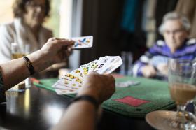 Donne anziane giocano alle carte