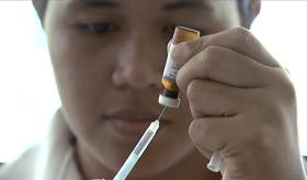 Un sanitario prepara un iniezione nella clinica ad Apia (Samoa)