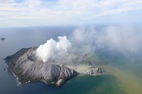 Il vulcano ripreso dall alto mentre sprigiona fumo dalla sua bocca