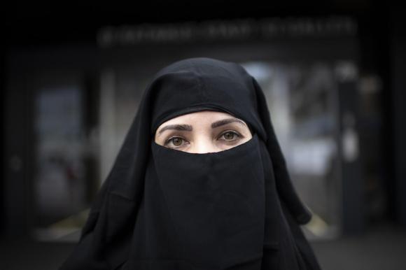 una donna col niqab