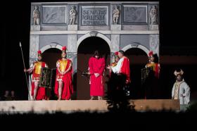 Una scena della processione della Settimana Santa: Gesù davanti a Ponzio Pilato