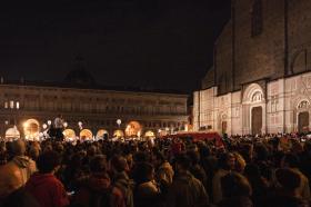 Piazza Maggiore di Bologna con i manifestanti delle sardine