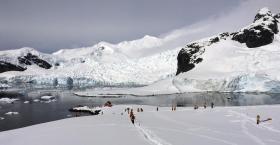 Turisti in una baia dell Antartico Occidentale