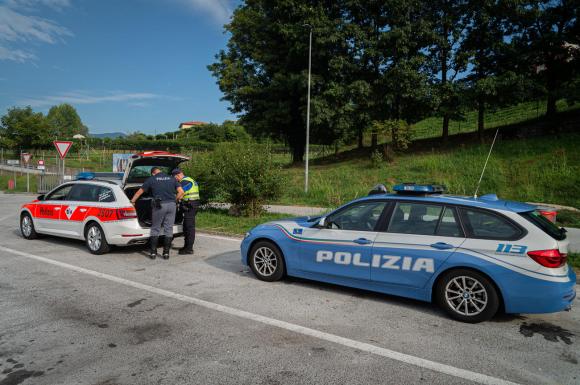 auto delle polizie italiana e svizzera