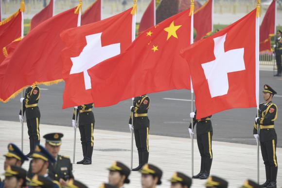 bandiere svizzere e cinese
