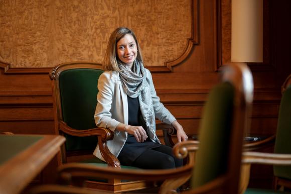 Johanna Gapany seduta su una poltrona nella Sala dei passi perduti del Palazzo federale a Berna.