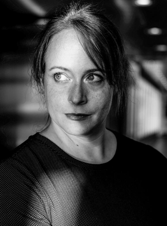 foto in bianco e nero di Myriam Dunn Cavelty a mezzo busto.