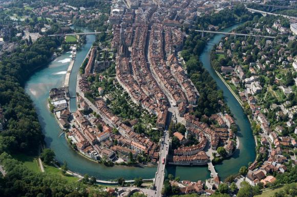 La città vecchia di Berna vista dall alto con la curva del fiume Aare
