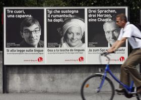 Manifesti elettorali a favore della legge cantonale grigionese sulle lingue votato oltre 10 anni fa.