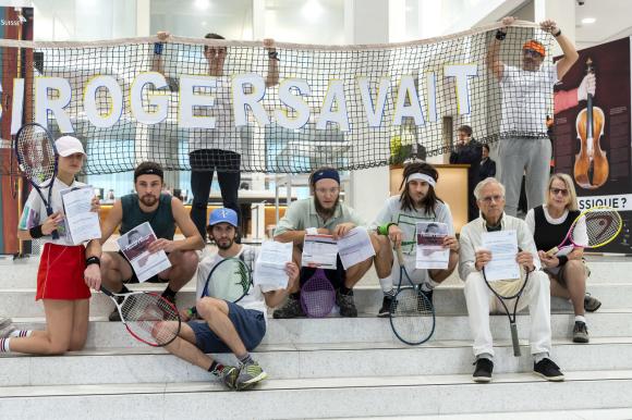 Ambintalisti vestiti da tennnisti che protestano contro l utilizzo di Federer da parte dei Credit Suisse