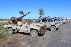 Veicoli militari delle forze del generale Haftar alla periferia di Misurata