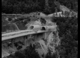 Portale autostradale e viadotti in costruzione in zona montuosa impervia.