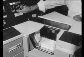 Immagine in bianco e nero di quello che si intuisce essere un vecchio e datato dispositivo elettronico