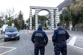 Due guardie di confine che sorvegliano la frontiera tra Campione d Italia e Bissone.