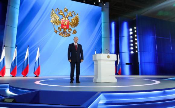 Putin sul palco per il suo annuale discorso all Assemblea federale.