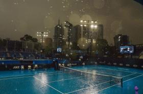 Piove a Melbourne sui campi da tennis che ospiteranno dal 20 gennaio gli Australian Open