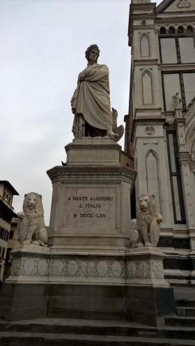 La statua di Dante in Piazza Santa Croce a Firenze.