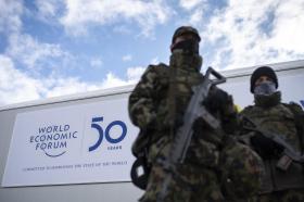 Due soldati armati davanti al Centro dei congressi di Davos.