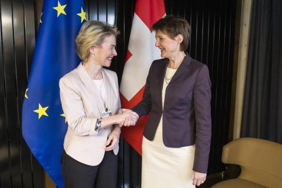 Simonetta Sommaruga e Ursula von der Leyen si stringono la mano dopo l incontro avuto a Davos.