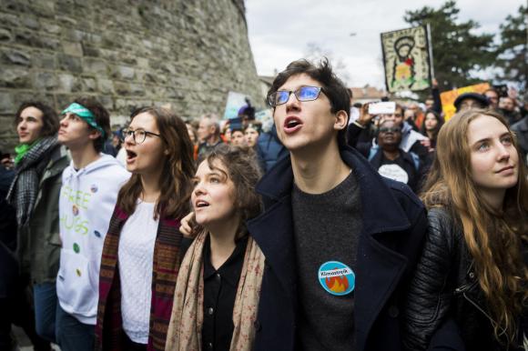 giovani attivisti manifestano per il clima.