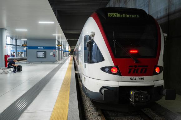 Un treno Tilo diretto a Bellinzona fermo nella stazione sotto il Terminal 2 di Malpensa.