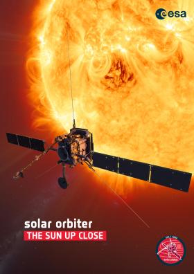 Primo piano di un satellite/sonda (con le classici ali di pannelli); sul fondo -in apparenza, vicina- la superficie del sole