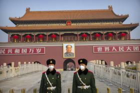 Polizia militare di guardia alla porta Tienanmen a Pechino con la maschera.