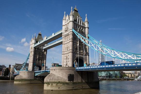 Il Tower Bridge di Londra visto dal basso in una giornata limpida e con l acqua del fiume bassa, che fa emergere le fondamenta