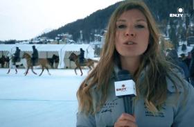 Una presentatrice alla partita di polo che si svolge sul lago di St.Moritz