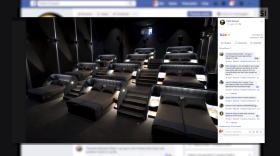 Foto di una sala cinematografica con letti a due piazze al posto delle poltrone, con cornice di sito Facebook
