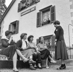 donne sedute su una panchina in una foto in bianco e nero