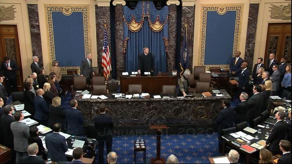 L aula del Senato vista dall alto; senatori e presidente in piedi.