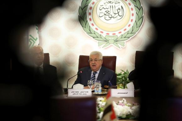 Il presidente dell ANP seduto a una tavola rotonda; di schiena, sfocati e scuri, altri partecipanti alla riunione