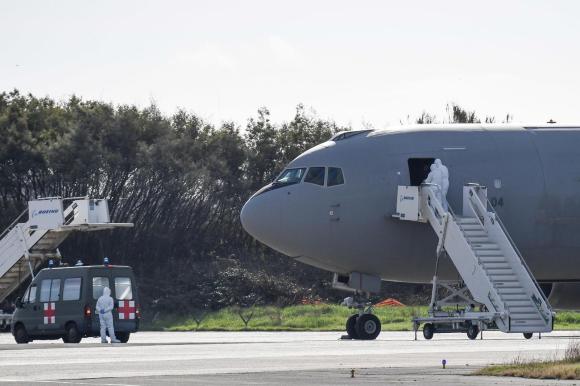 Il Boeing 767 dell Aeronautica militare atterrato a Pratica di Mare (Roma)