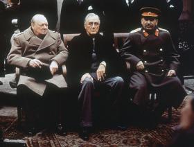 Churchill, Roosevelt e Stalin seduti in posa per la foto.