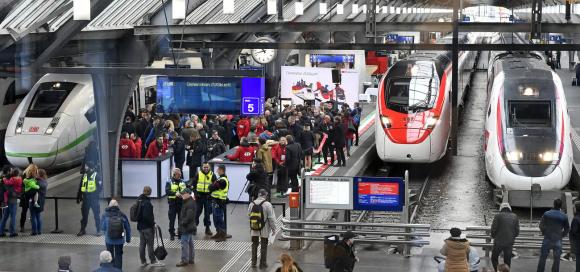 Convogli in sosta alla stazione di Zurigo.