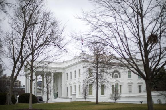 Vista della Casa Bianca in un giorno nuvoloso, domina il bianco/grigio