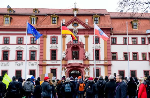 Manifestazione di protesta davanti al palazzo governativo ad Erfurt