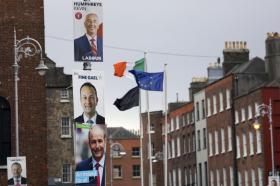 Strada di Dublino con vari manifesti elettoriali.