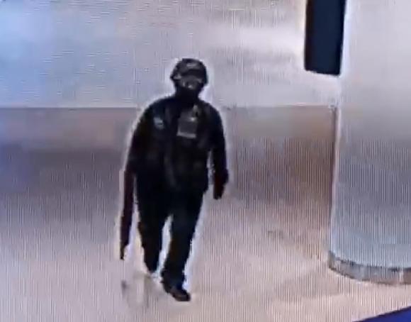 Una foto del militare presa da un video di sicurezza del centro commerciale.