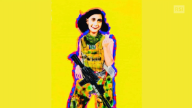 Volto di Anna Frank fotomontato sulla silhouette di un militare armato