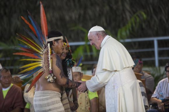 Papa Francesco con due donne indigene