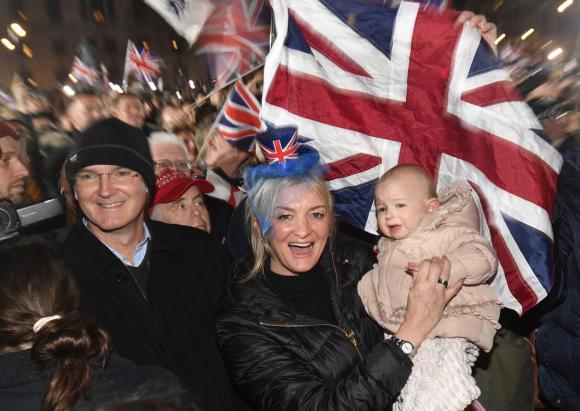 Celebrazioni fuori dal parlamento inglese il giorno della Brexit.