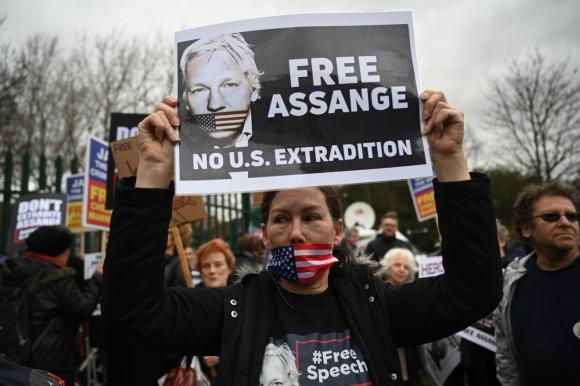 Manifestanti oggi alla periferia di Londra a favore di Assange e contro la sua estradizione negli Stati Uniti,