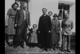 Gruppo di sette persone in una foto ottocentesca; la statura della donna al centro è la metà degli altri