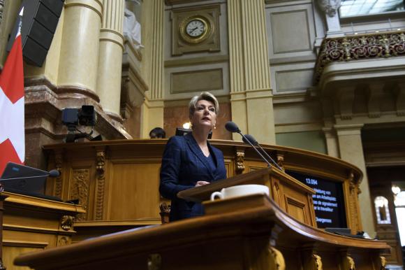 La consigliera federale Karin Keller Sutter mentre in parlamento difende il progetto di legge