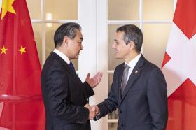 Die Aussenminister Chinas und der Schweiz geben sich die Hand.